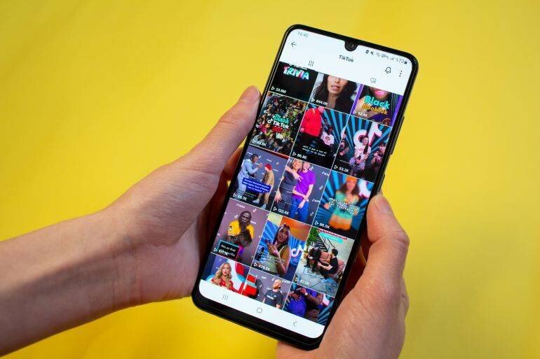 Femme utilisant TikTok — application de médias sociaux