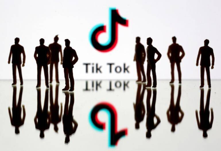 Figure imprimée en 3D devant le logo TikTok