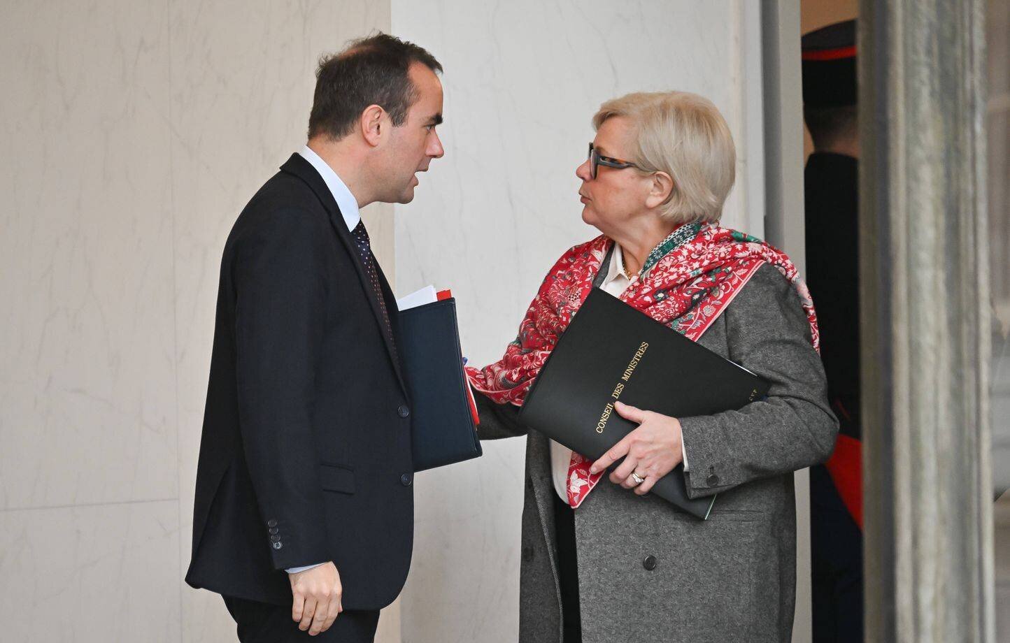 Catherine Vautrin lors d'une réunion gouvernementale