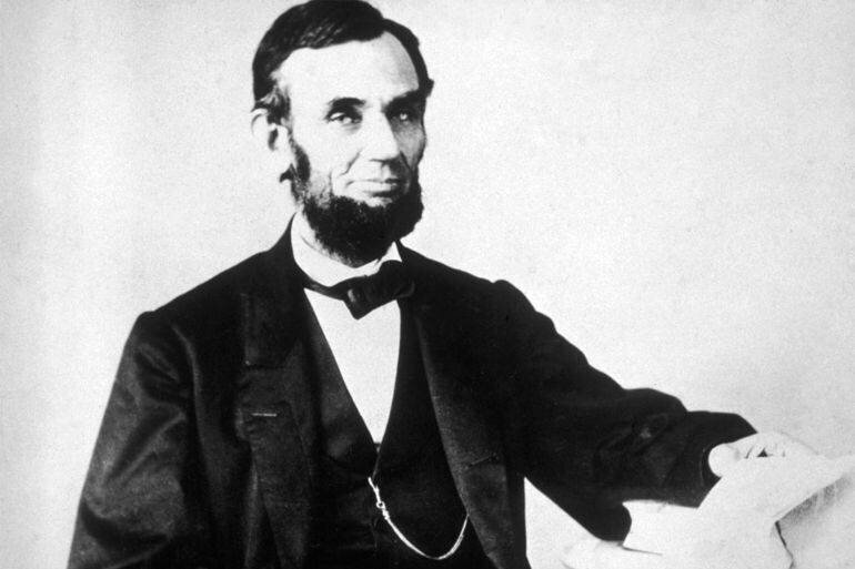 Abraham Lincoln feuilletant des documents, Washington, D.C. (Hulton Archive/Getty Images)