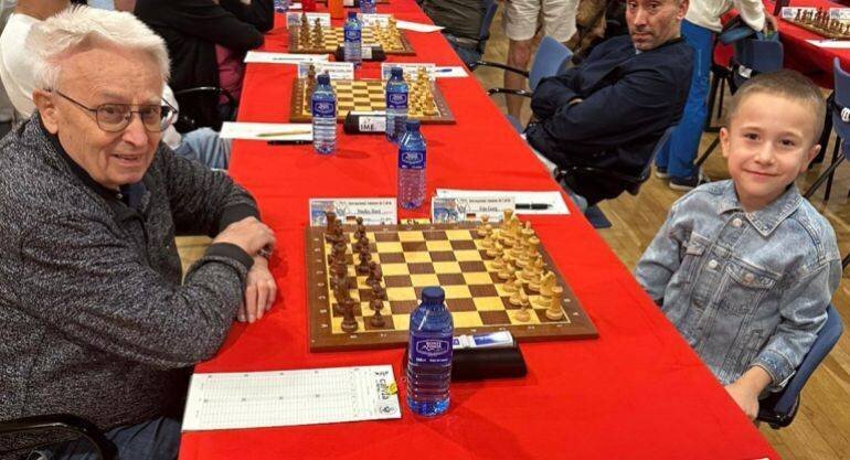 Confrontation d'échecs entre un enfant et un joueur âgé lors du Calvià Chess Festival