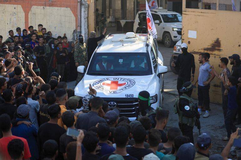 Véhicules de la Croix-Rouge transportant des otages à Gaza, octobre 2025