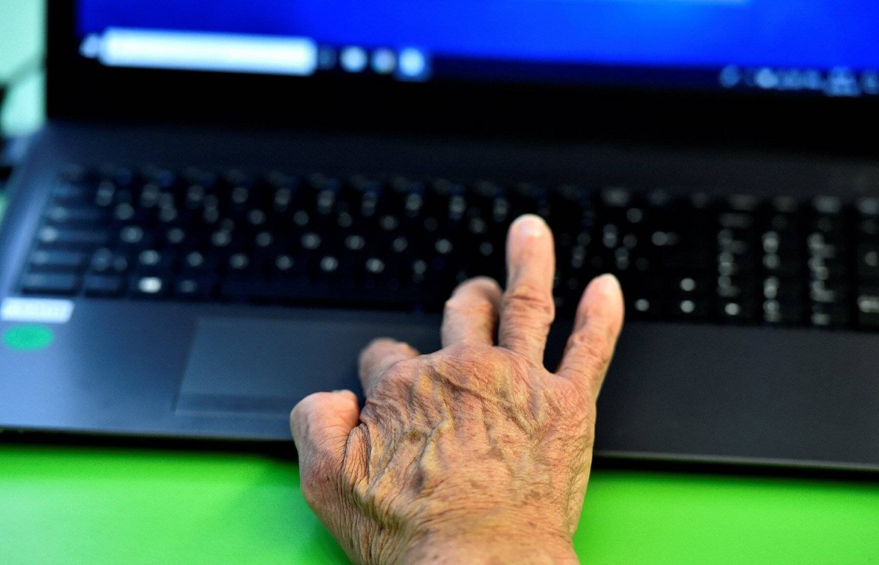 Photo AFP illustrant la difficulté des démarches en ligne