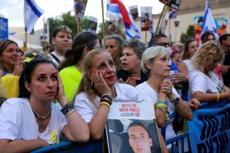 Des habitants près de la place des Otages à Tel-Aviv