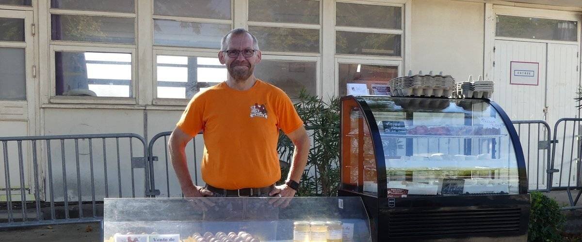 Stand fermier au marché hebdomadaire de Beausoleil