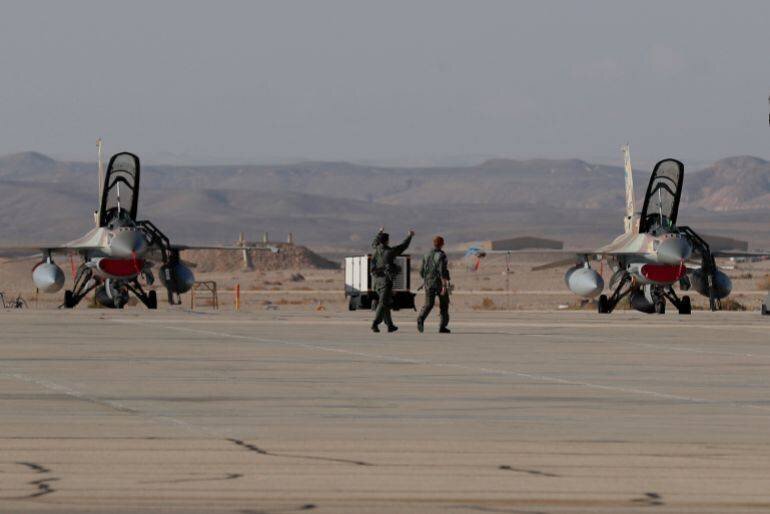 F-16 à la base d'Ovda, désert du Néguev près d'Eilat