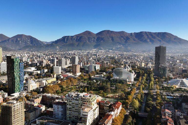 Vue aérienne du centre de Tirana montrant la place Skanderbeg et le mont Dajti