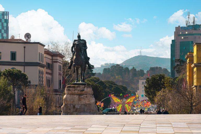 Monument de Skanderbeg au centre de Tirana