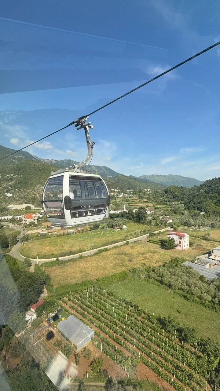 Téléphérique offrant une vue panoramique sur Tirana et la campagne environnante