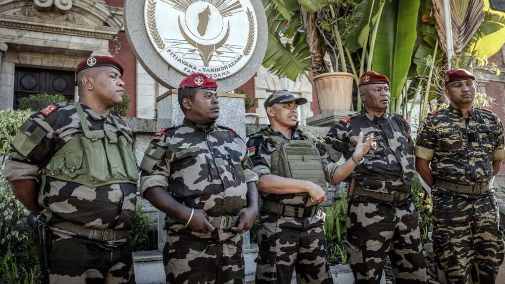 Colonel Randrianirina devant le palais présidentiel