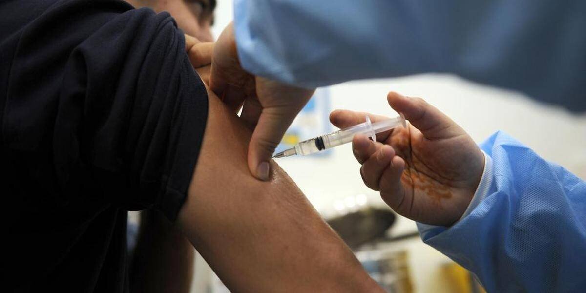 Personne recevant vaccination grippe et Covid