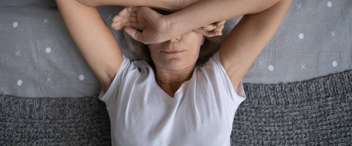 Lit et chambre propice au sommeil avec lumière tamisée