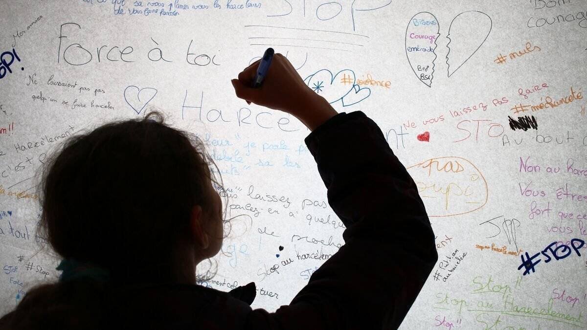 Élèves au lycée sur fond de réseaux sociaux