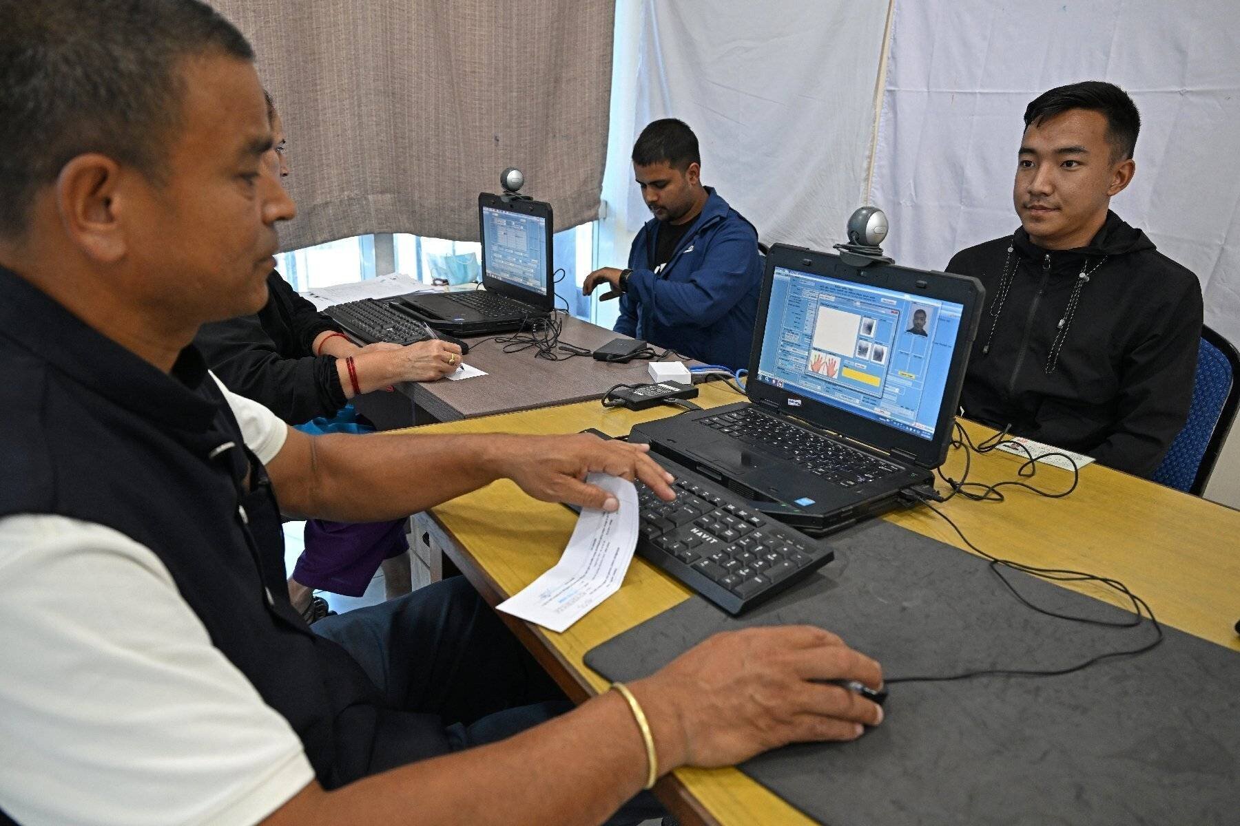 Foule de Népalais près d'un bureau d'inscription électorale à Katmandou