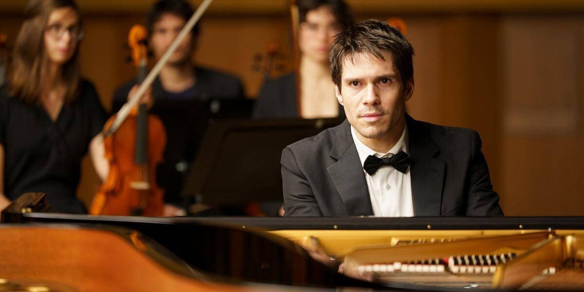 Portrait de François Civil sur le tournage de Deux pianos