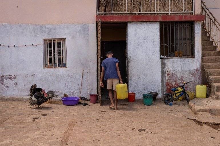 Une étudiante porte une jerricane à Antananarivo avant une manifestation