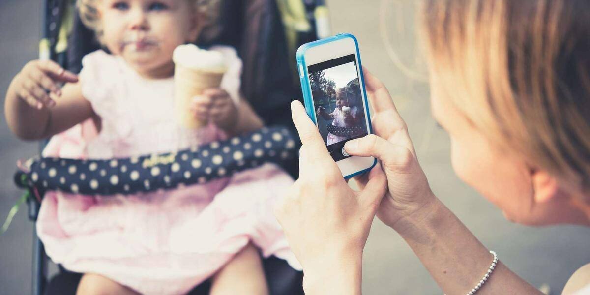 Images idéalisées de la parentalité sur les réseaux sociaux