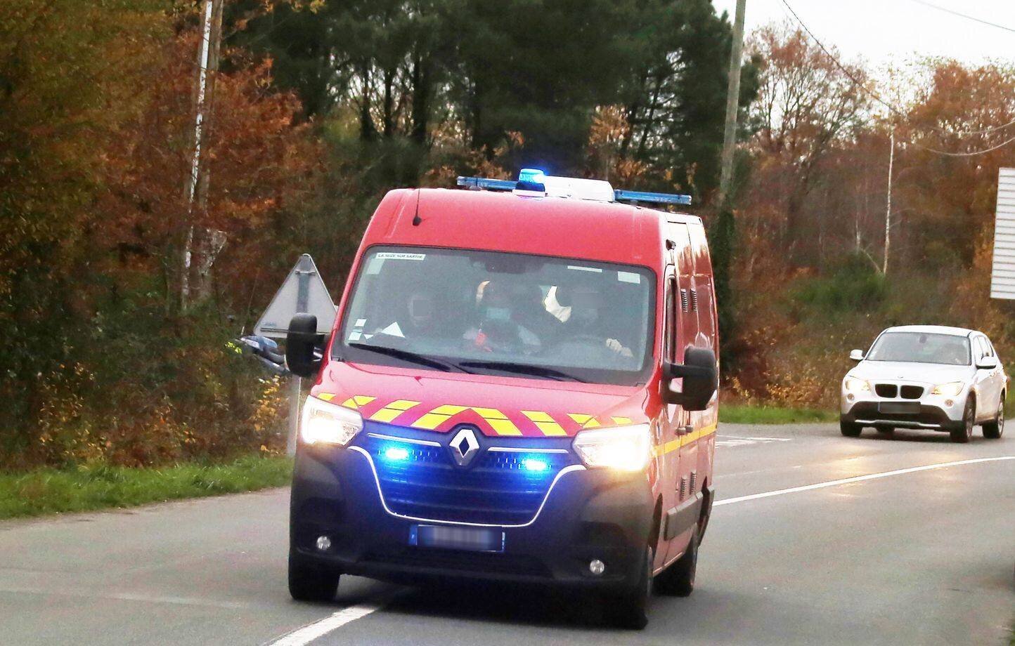Véhicules d’urgence et pompiers sur une route