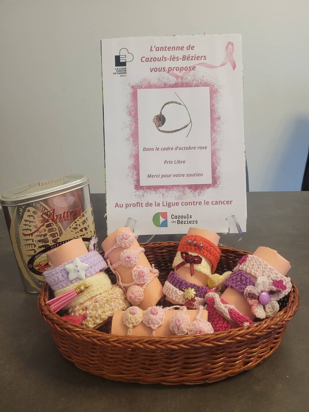 Bracelets crochetés pour Octobre Rose mis en vente dans les commerces partenaires