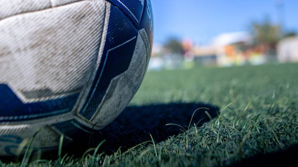 Ballon emblem du sport roi avec message de prévention
