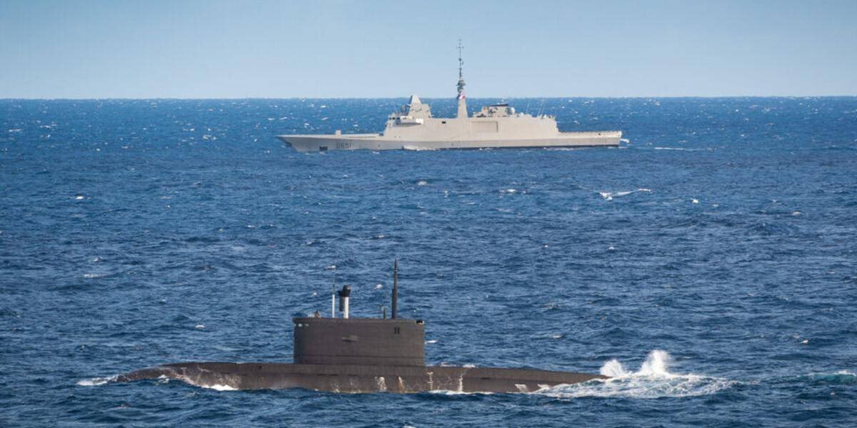 Vue d'un sous-marin et forces navales en Baltique