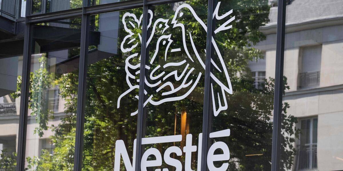 Illustration montrant la suppression d'emplois chez Nestlé