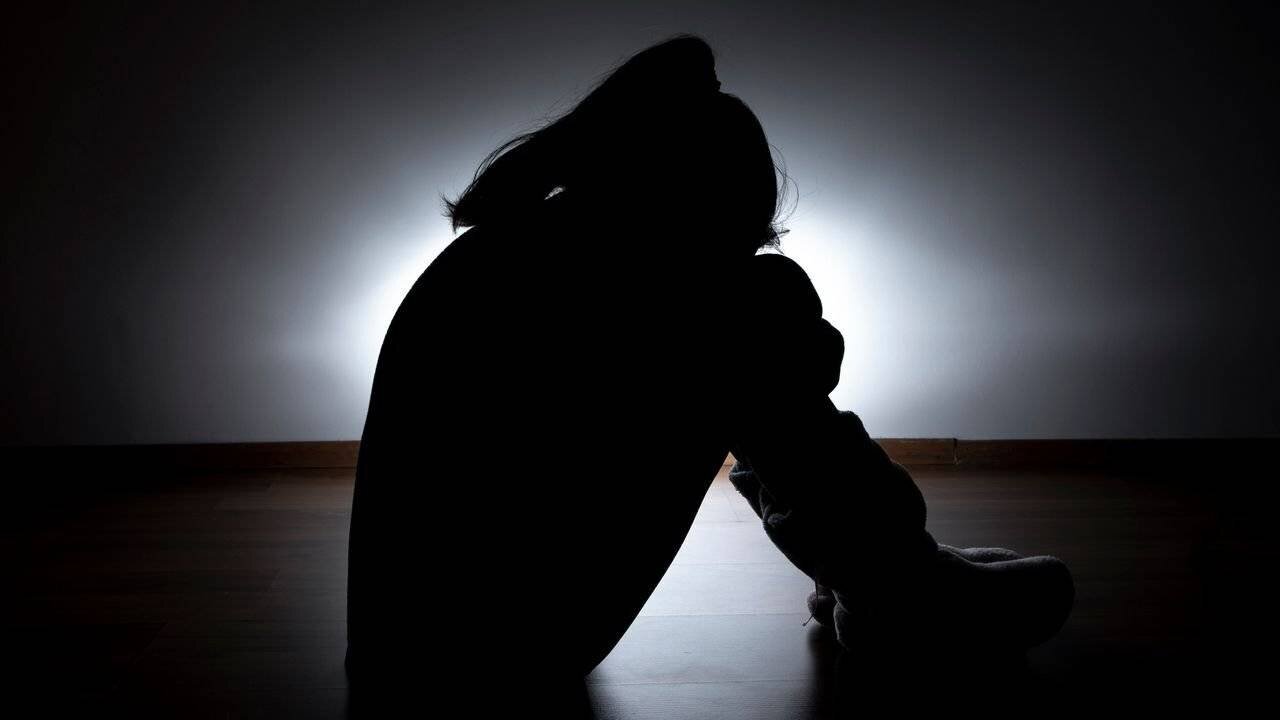 Illustration enfant triste liée à la santé mentale