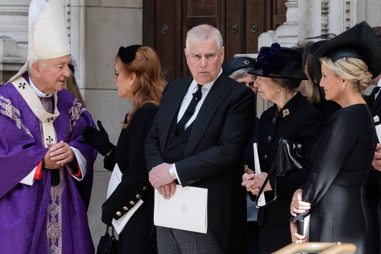 Photo du prince Andrew lors d'une annonce officielle