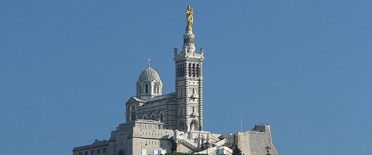 Couronne dorée sur Notre-Dame-de-la-Garde prête pour réinstallation