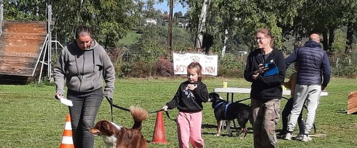 Enfants et chiens lors d'une activité à Decazeville