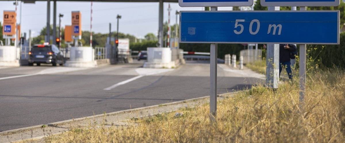 Panneaux Bison Futé sur autoroute en France