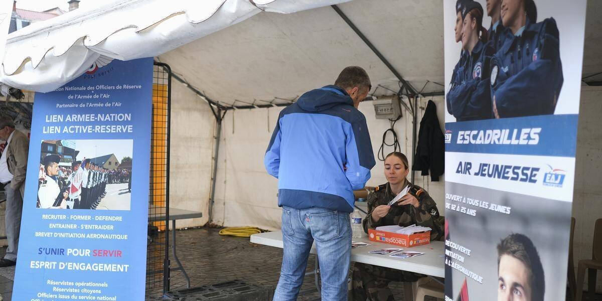 Stands des réservistes et forces armées à Mont-de-Marsan