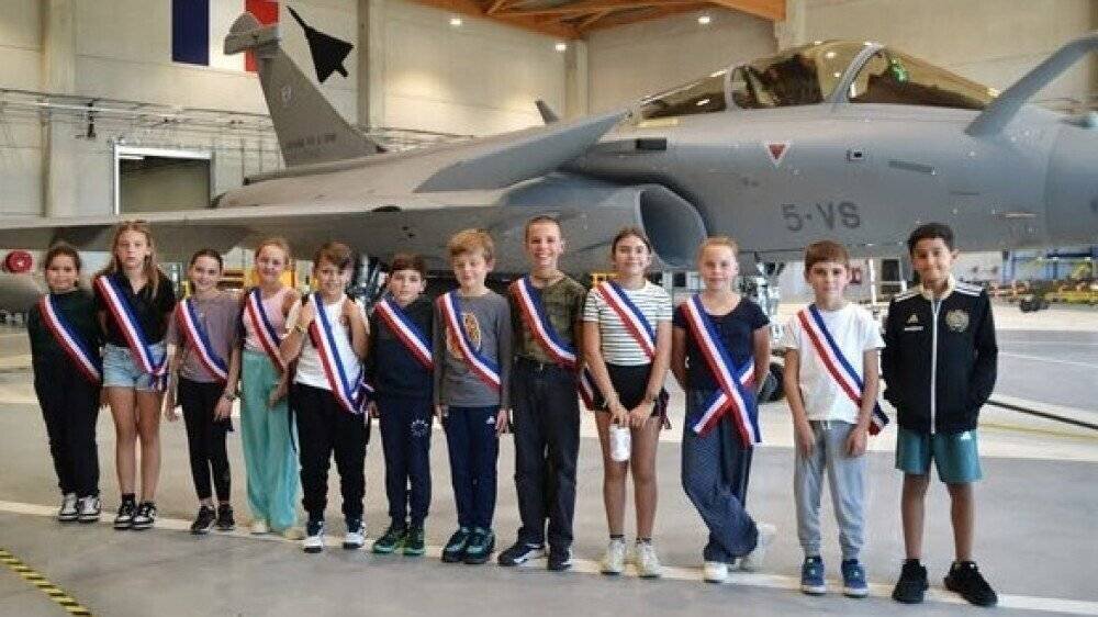 Jeunes observant le Rafale et les installations de la base BA 115