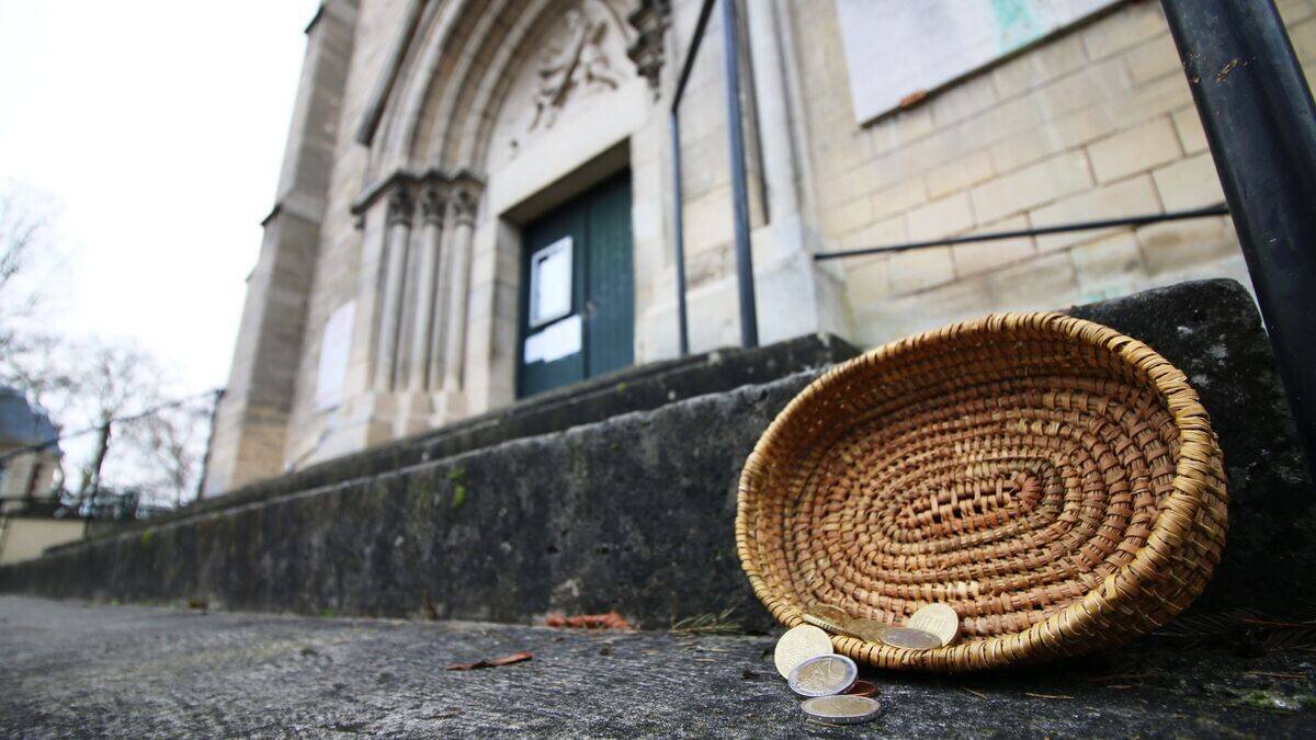 Homme déguisé en scout lors d'une messe à Beauvais