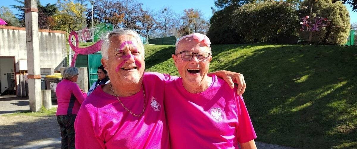 Foule réunie pour Octobre Rose dans une commune