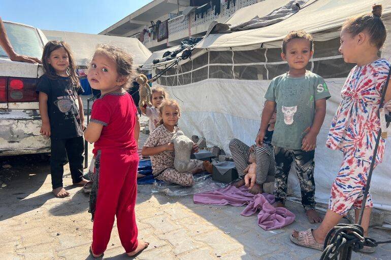 Enfants palestiniens jouant avec des restes de jouets