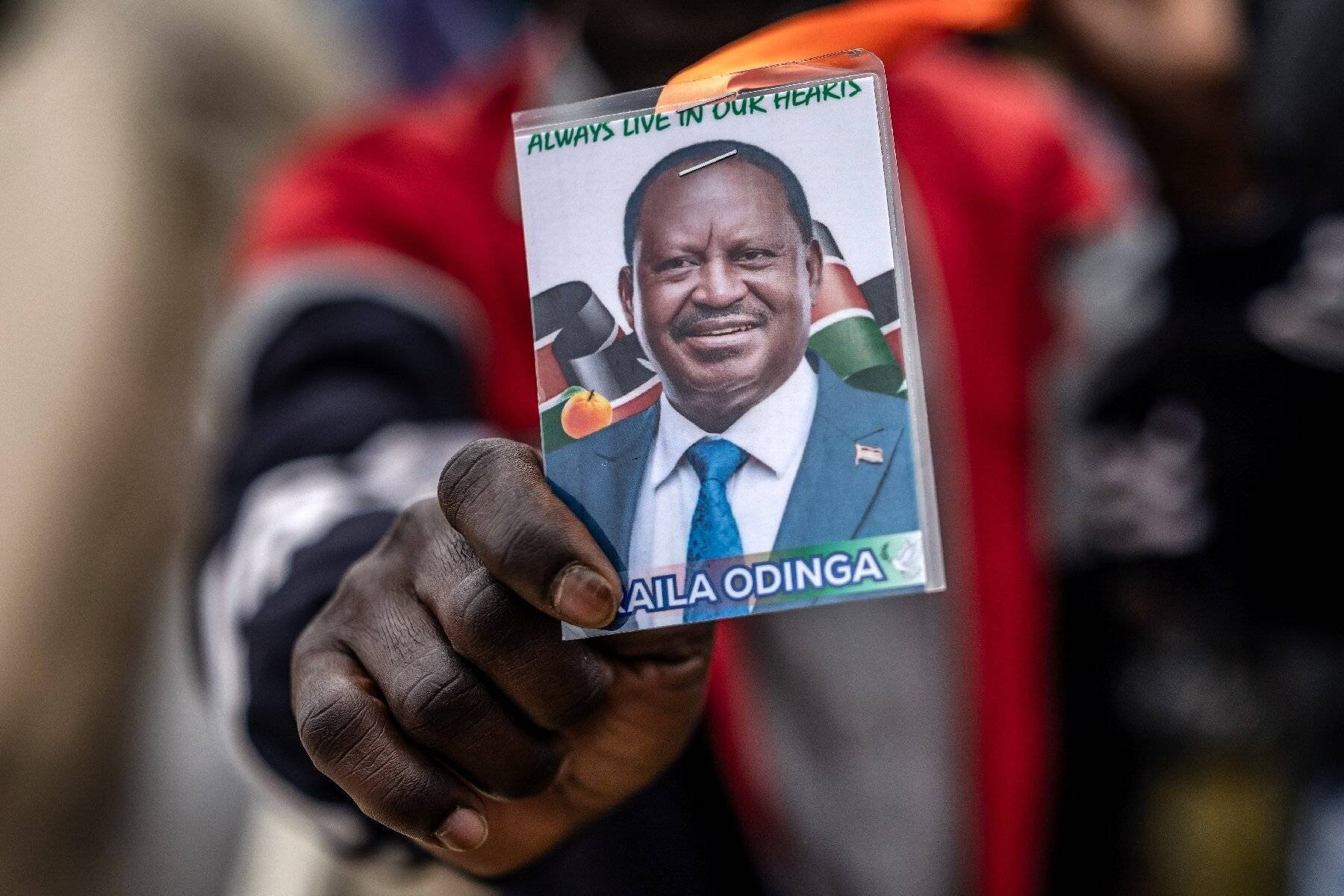 Foule autour du cercueil de Raila Odinga au stade Nyayo