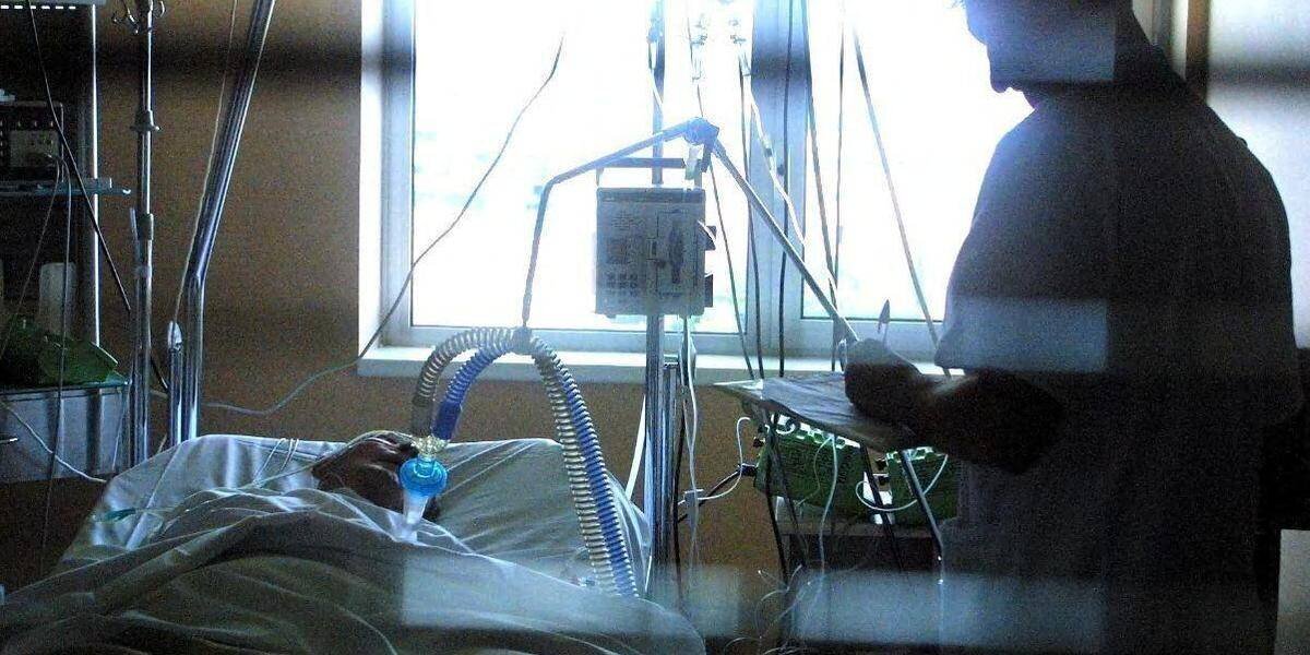 Photo montrant le débat autour des soins palliatifs et de l’aide active à mourir