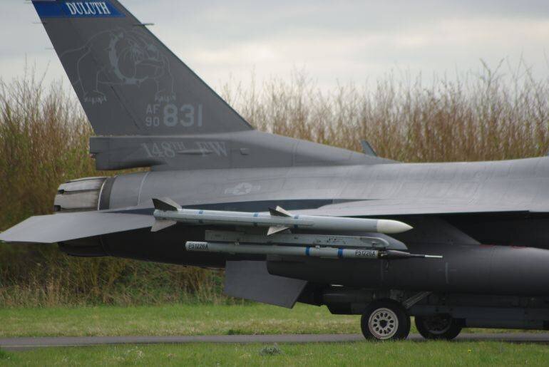 AIM-120 AMRAAM sous l'aile d'un F-16 à la base de Leeuwarden