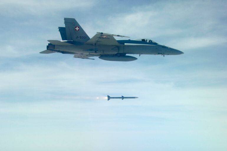 Un avion F/A-18 suisse lançant un missile AMRAAM