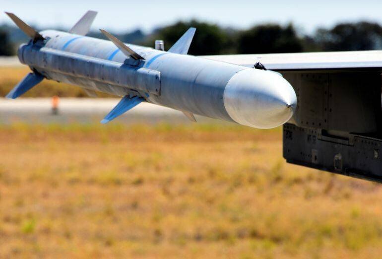 AMRAAM en cours de préparation sur F-16