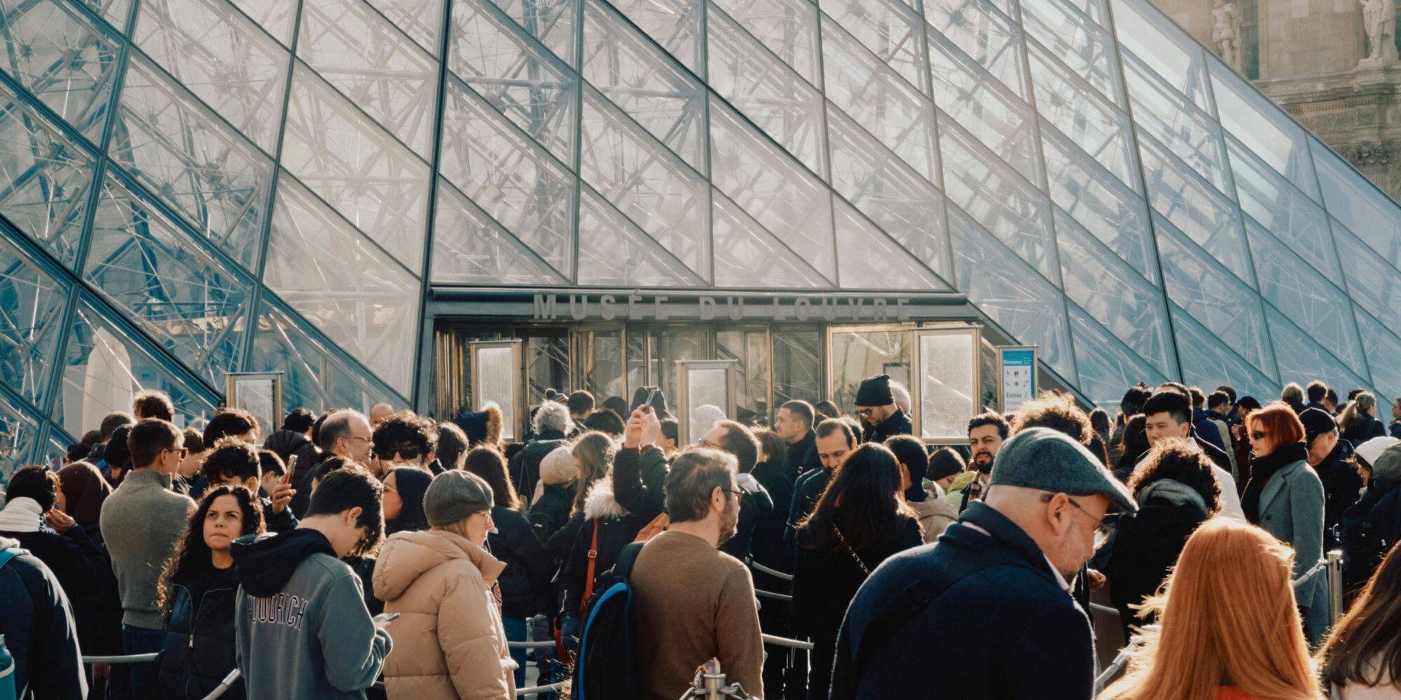 Vue du Louvre après le braquage présumé