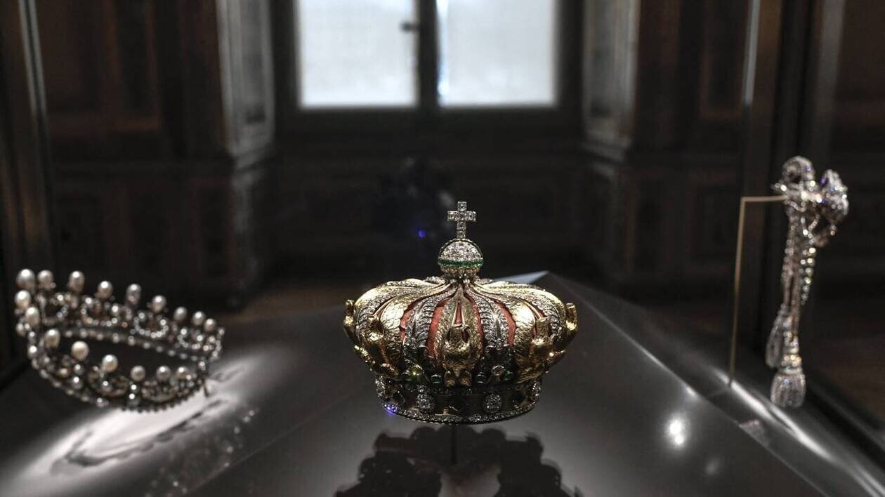Bijoux royaux exposés au Louvre dans une vitrine dorée