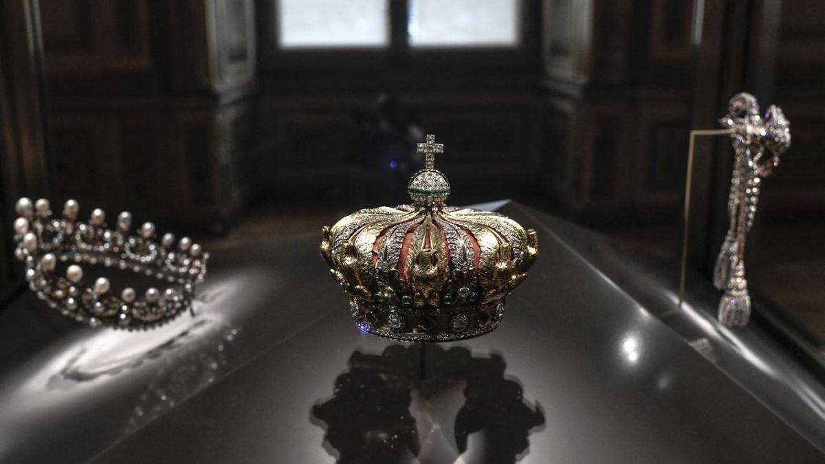 Couronne impériale d’Eugénie retrouvée près du Louvre