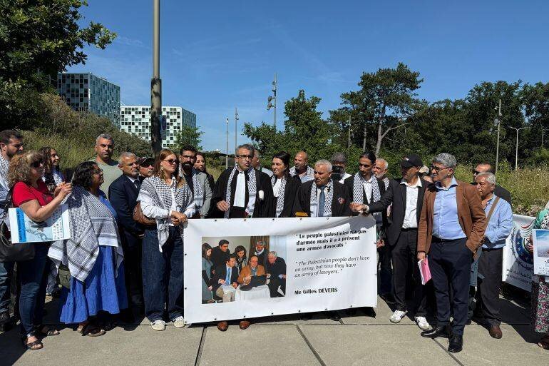 Équipe juridique devant le siège de la Cour pénale internationale à La Haye