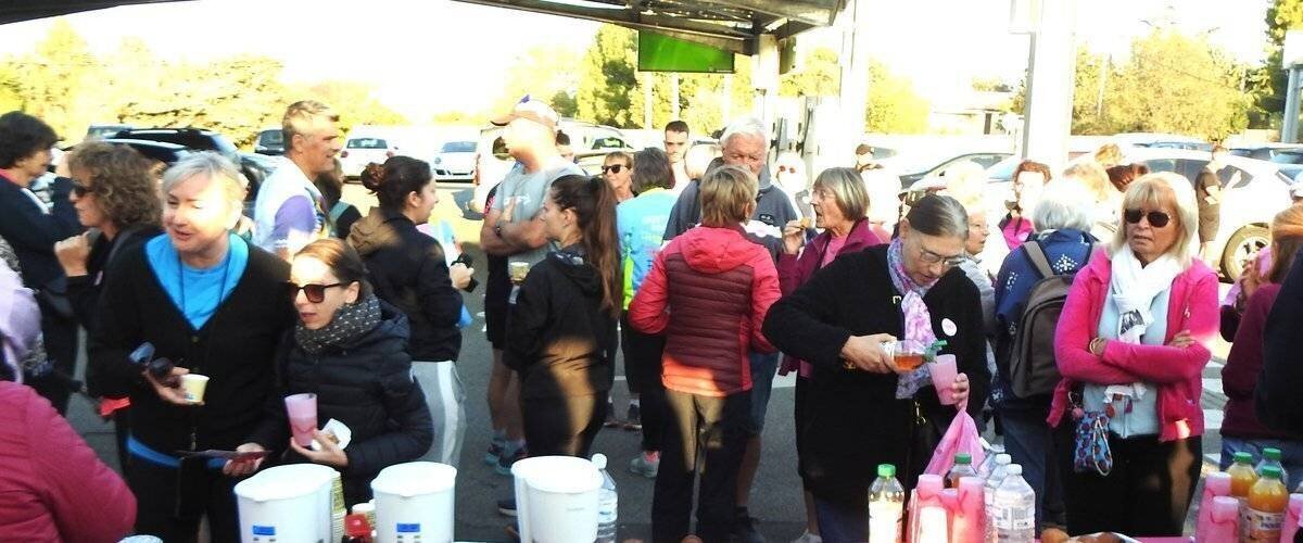 Coureurs en rose participant à une marche