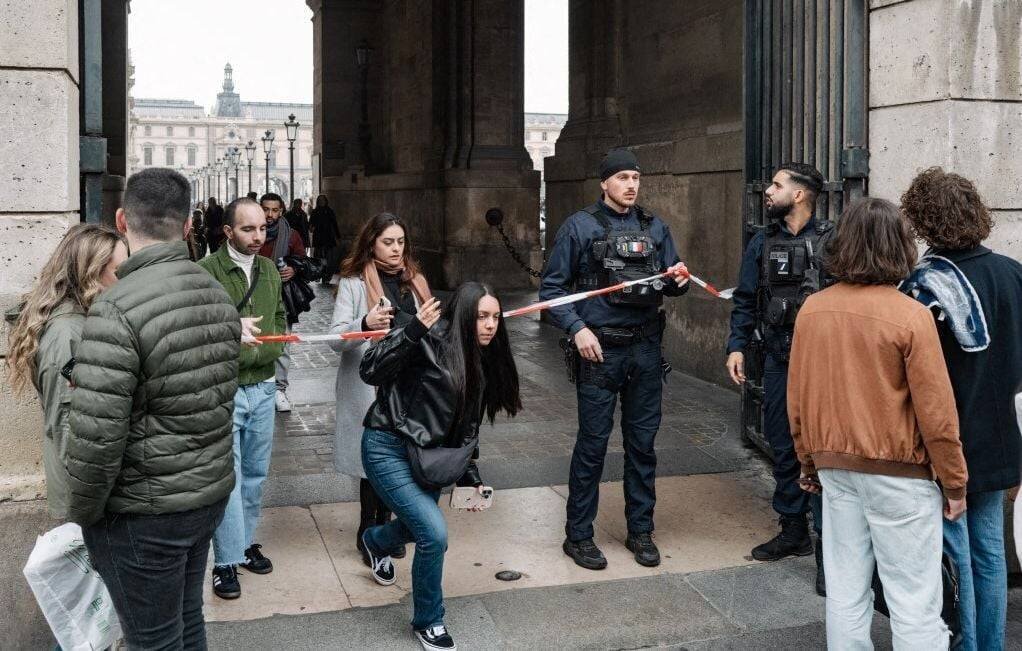 Visiteurs évacués devant le Louvre après le cambriolage