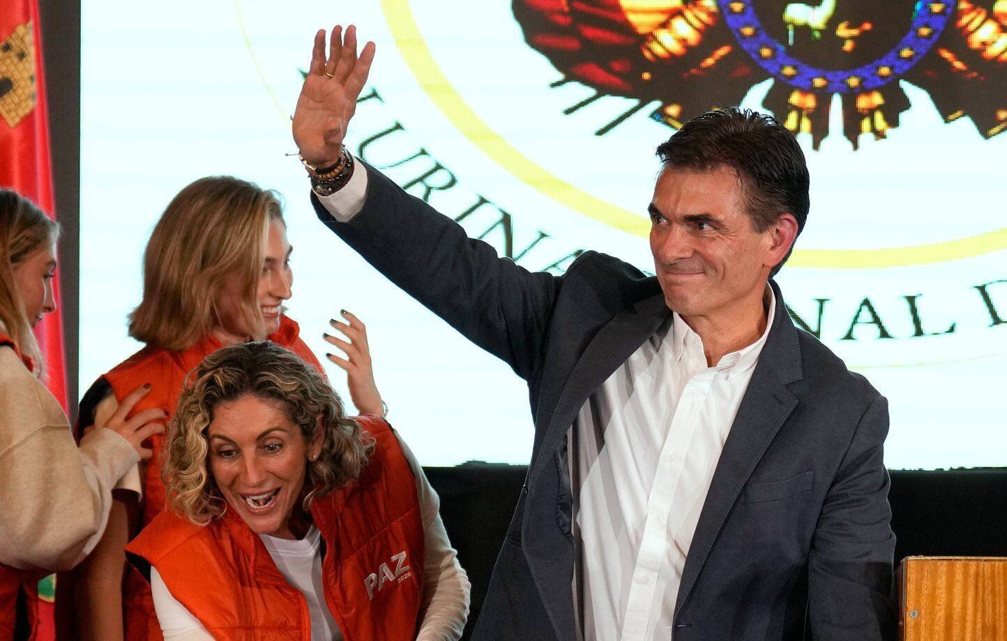 Rodrigo Paz salue des partisans après les résultats préliminaires