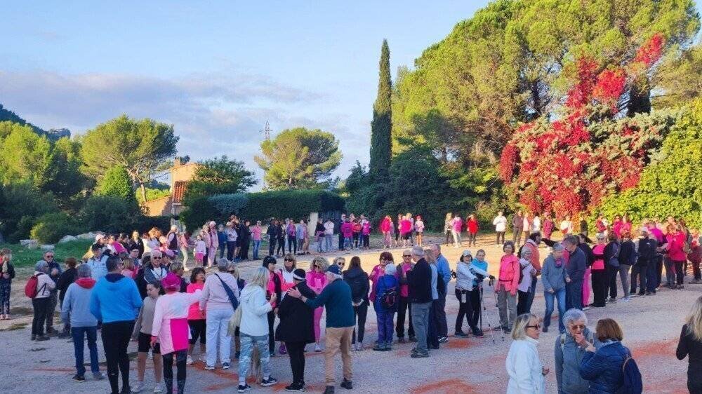 Participants réunis pour la Boucle rose à Roquefort-la-Bédoule