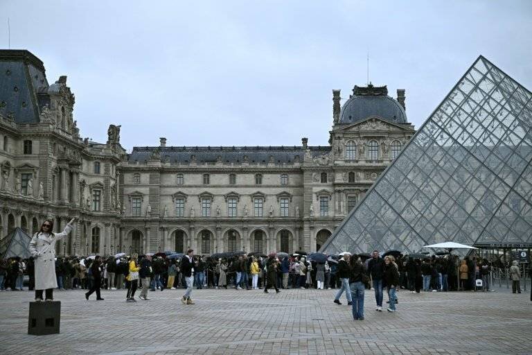 Vol des bijoux du Louvre, enquête en cours